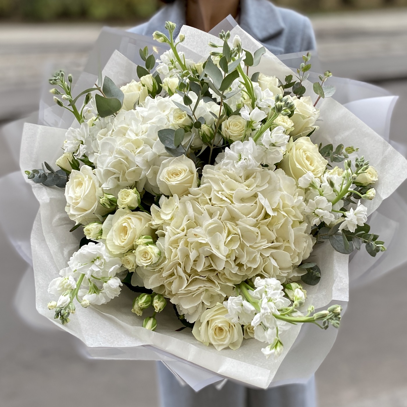 Купить шикарный букет с белыми розами до 8000 рублей