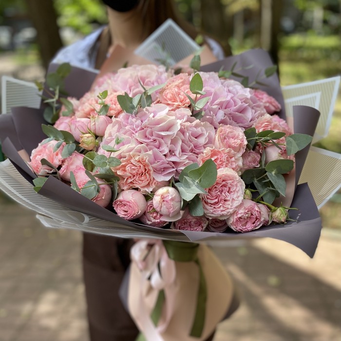 Букет из Гортензий и роз Пинк блоссом
