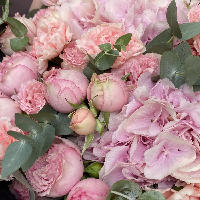 Букет из Гортензий и роз Пинк блоссом