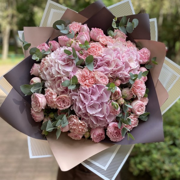 Букет из Гортензий и роз Пинк блоссом