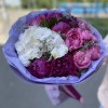 Букет с яркими пионами