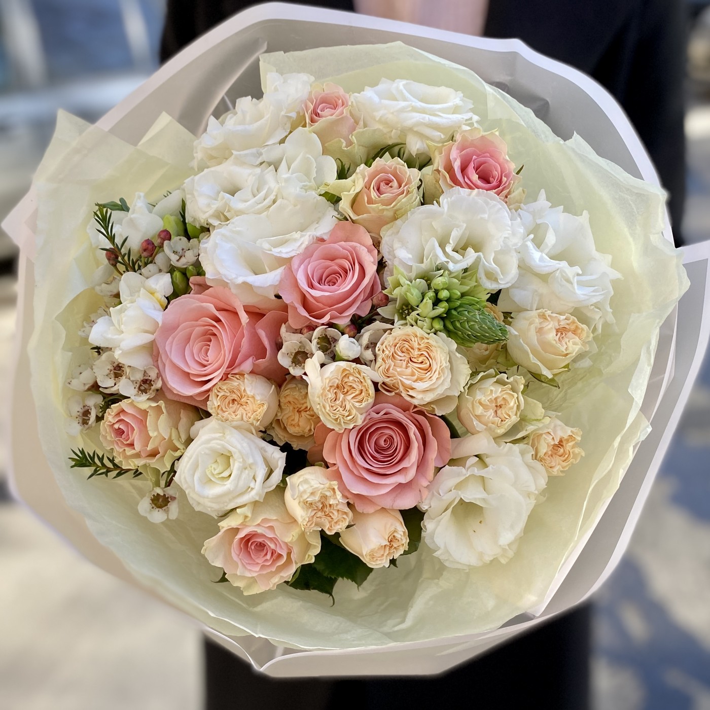 Букет роз белых и розовых на День Матери