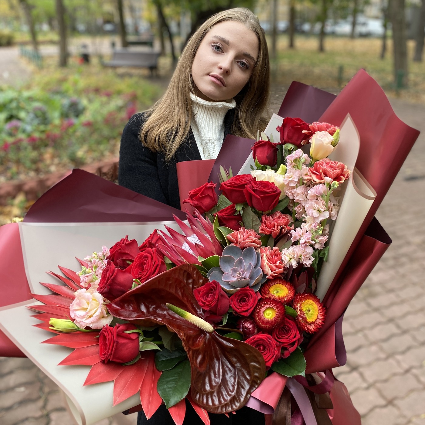 Роскошный букет красных цветов с гвоздиками на День Восьмого Марта