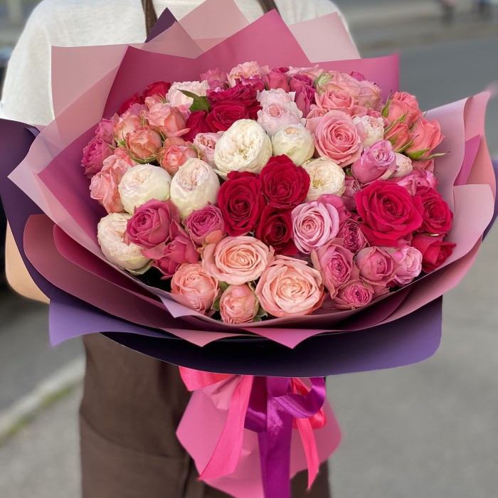 Нежный букет пионовидных роз