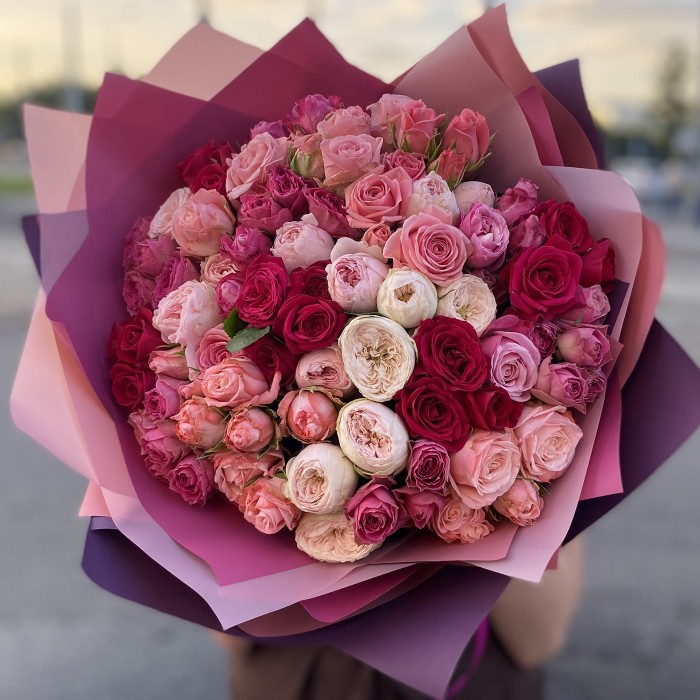 Нежный букет пионовидных роз