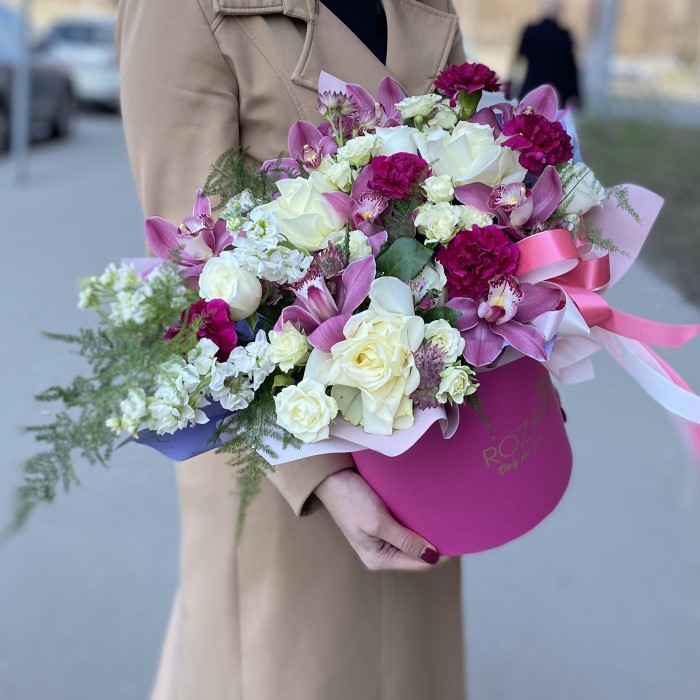 Композиция в коробке Очей Очарование с орхидеей Цимбидиум