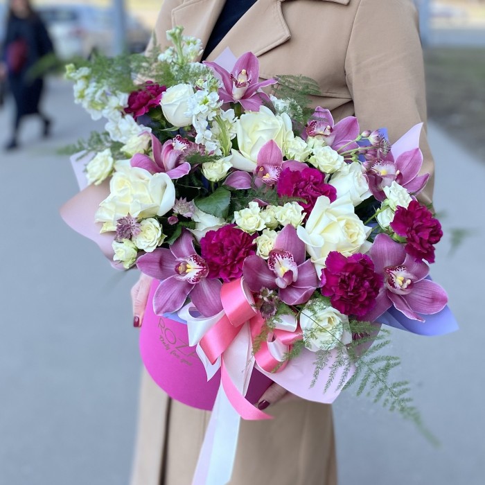 Композиция в коробке Очей Очарование с орхидеей Цимбидиум