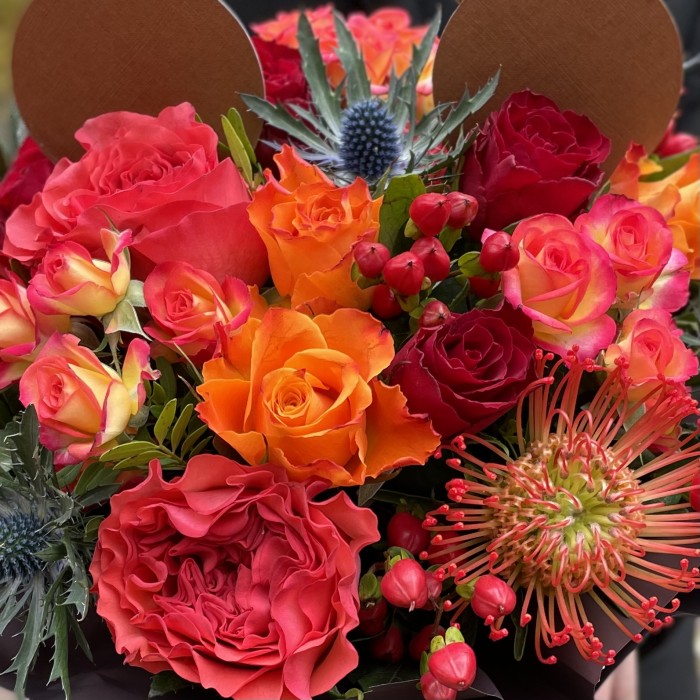 Цветы в коробке Мишенька на вишенке