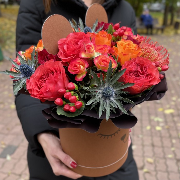 Цветы в коробке Мишенька на вишенке