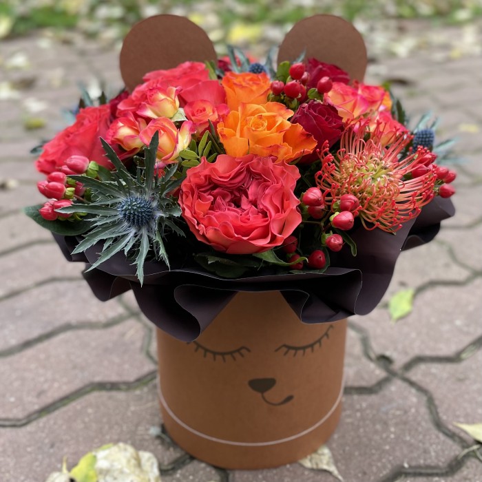 Цветы в коробке Мишенька на вишенке