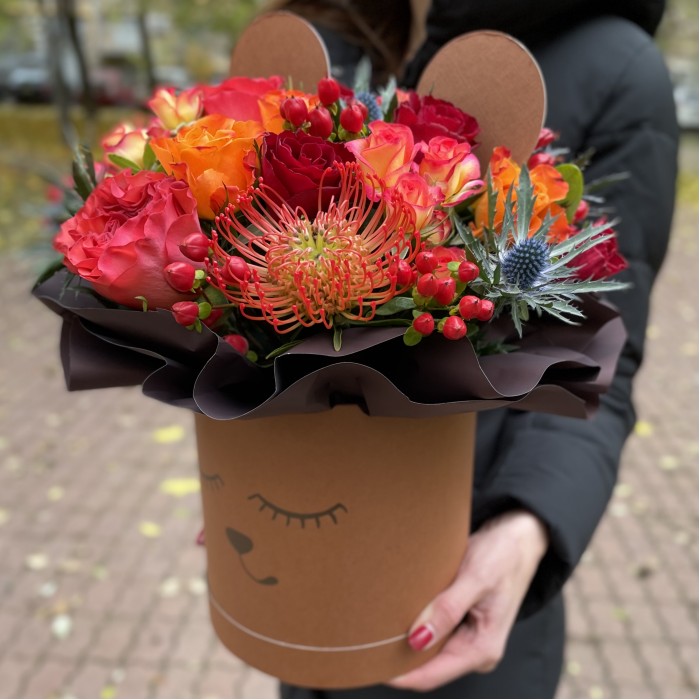 Цветы в коробке Мишенька на вишенке