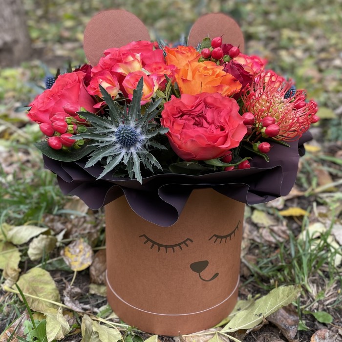 Цветы в коробке Мишенька на вишенке