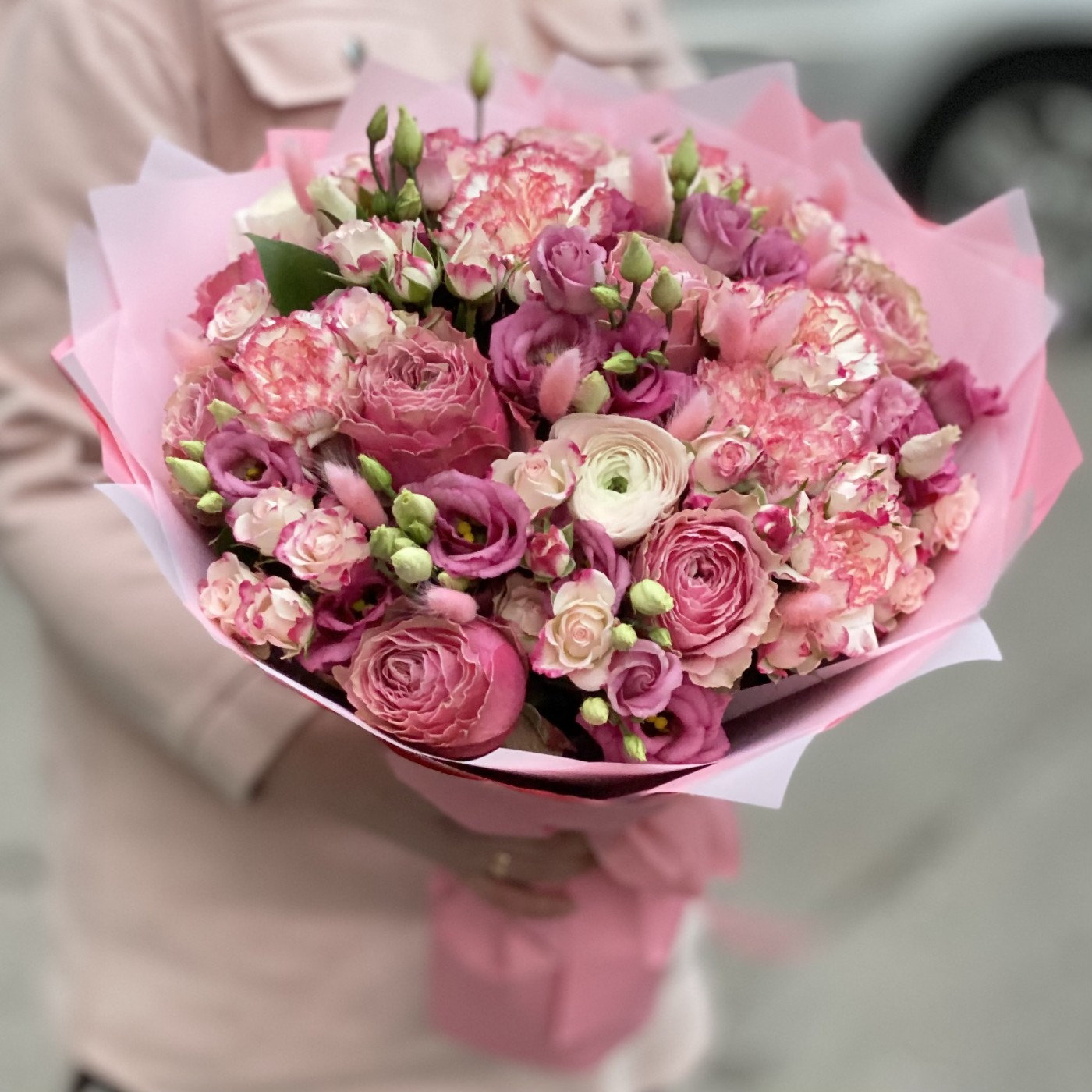 Роскошная корзина разноцветных роз до 10000 руб на День Восьмого Марта