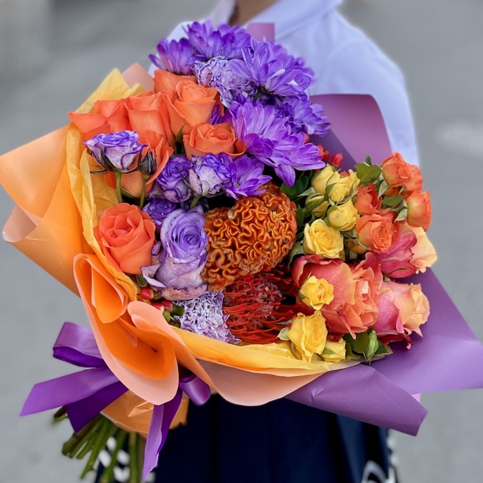 Яркий букет с розами и радужной хризантемой