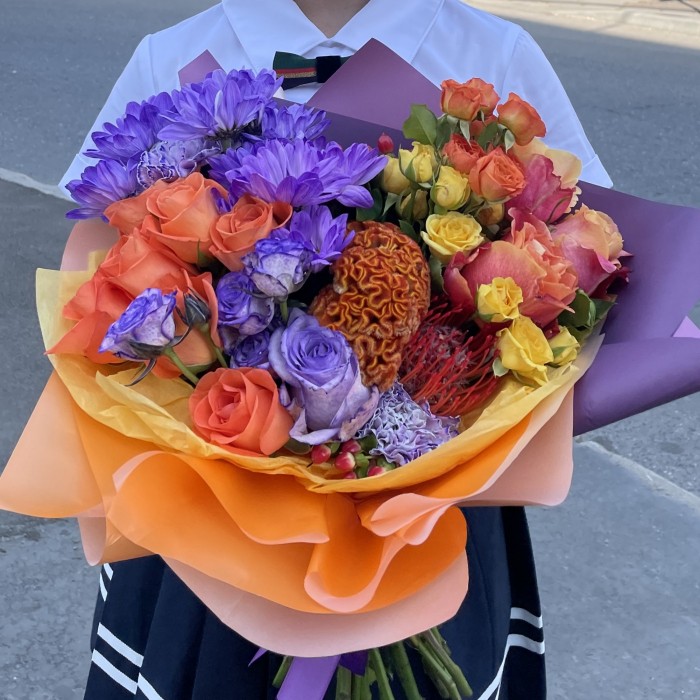 Яркий букет с розами и радужной хризантемой