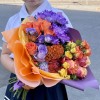 Яркий букет с розами и радужной хризантемой
