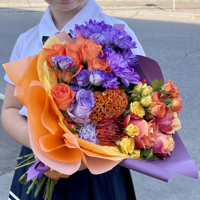 Яркий букет с розами и радужной хризантемой