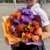 Яркий букет с розами и радужной хризантемой