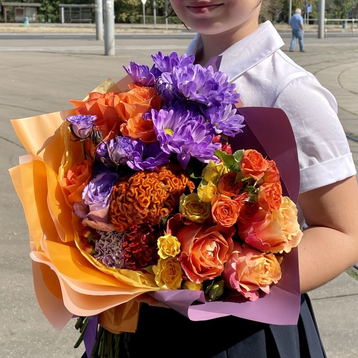 Яркий букет с розами и радужной хризантемой