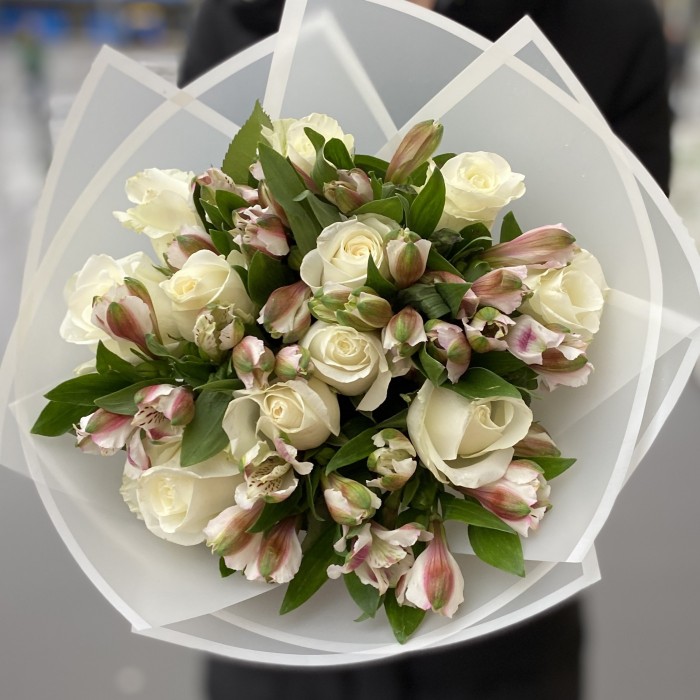 Белый букет роз и альстромерий