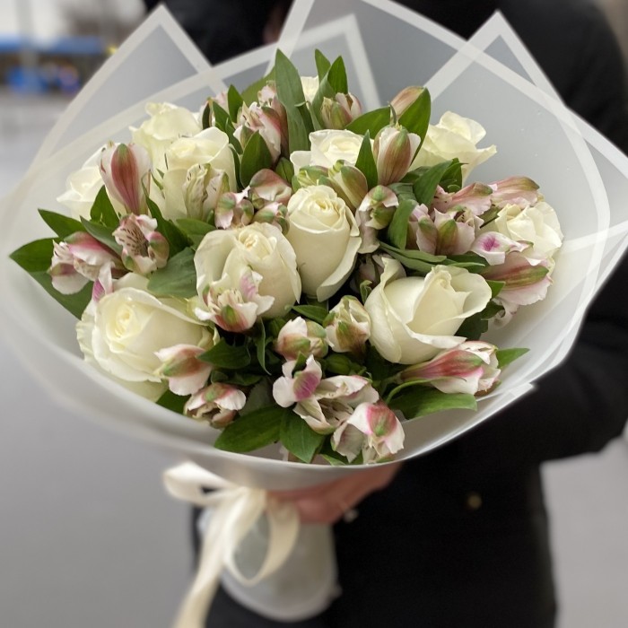 Белый букет роз и альстромерий