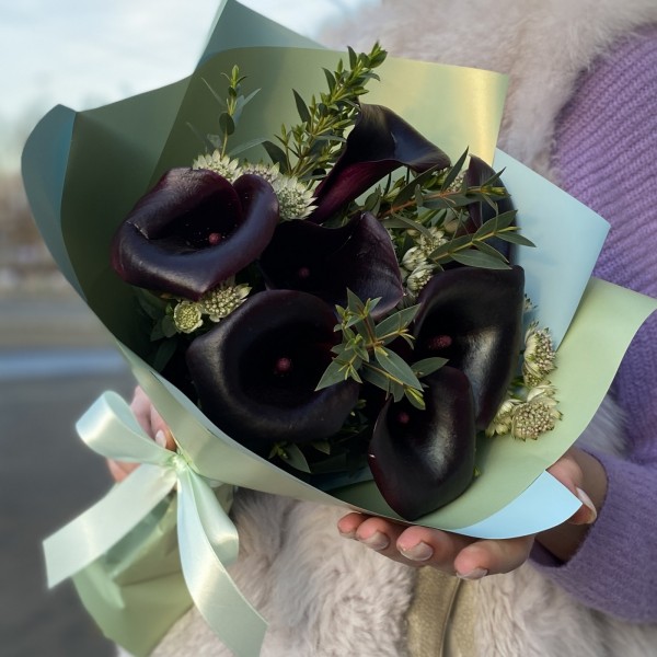 Букет из черных калл