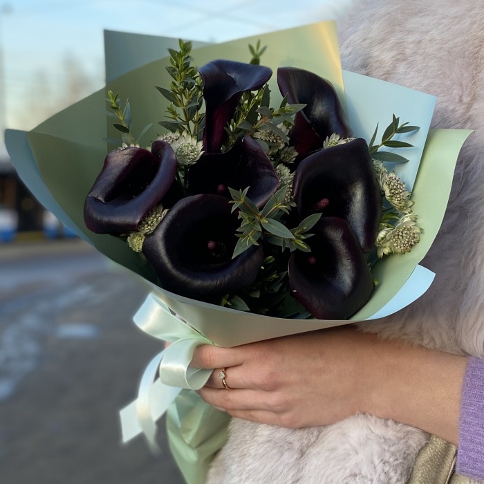 Букет из черных калл