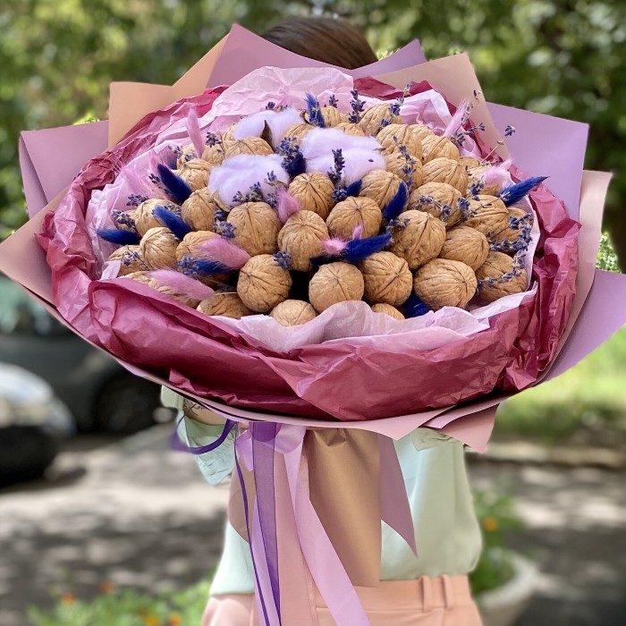 Букет из грецких орехов