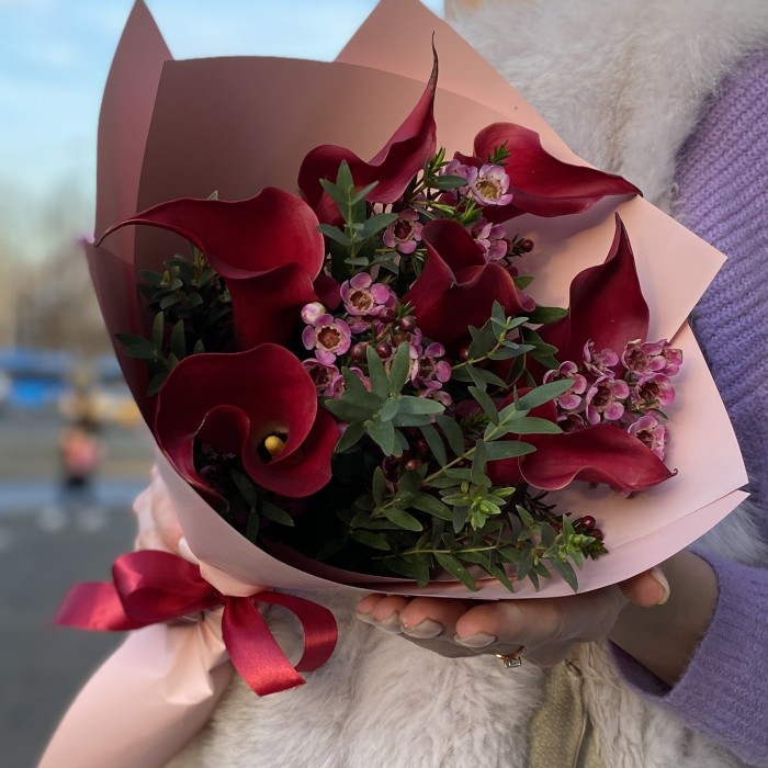 Букет из малиновых калл