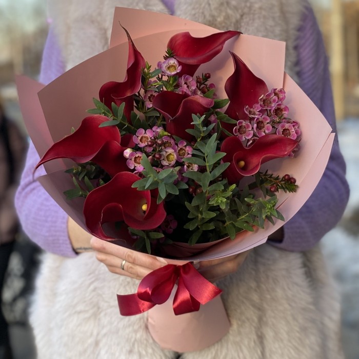 Букет из малиновых калл