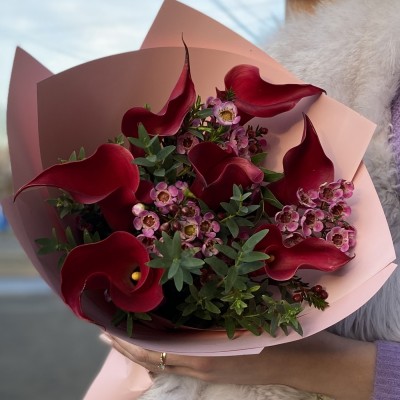 Букет из малиновых калл