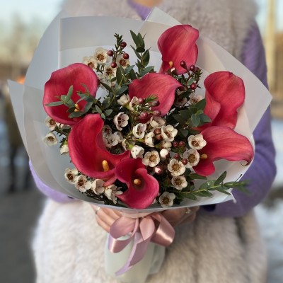 Букет из розовых калл