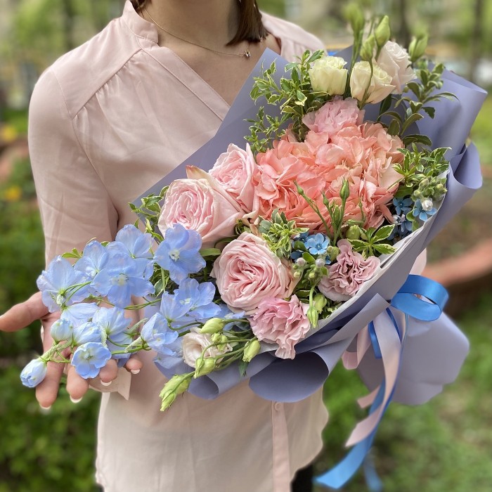 Букет пионовидных роз с дельфиниумом