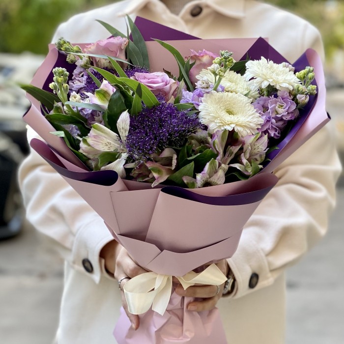 Букет с  белыми герберами и сиреневой маттиолой