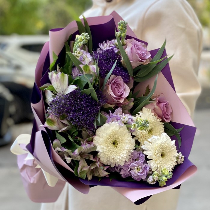 Букет с  белыми герберами и сиреневой маттиолой