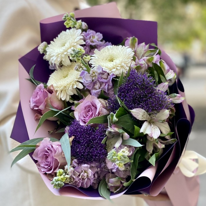 Букет с  белыми герберами и сиреневой маттиолой