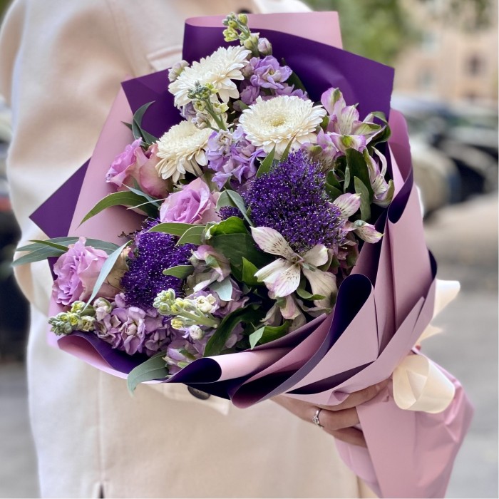 Букет с  белыми герберами и сиреневой маттиолой