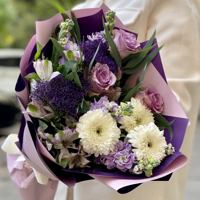 Букет с  белыми герберами и сиреневой маттиолой
