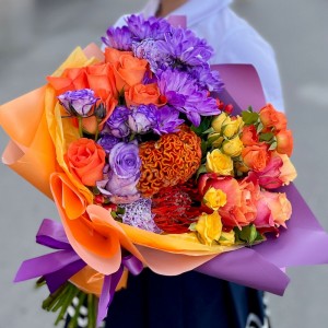 Яркий букет с розами и радужной хризантемой