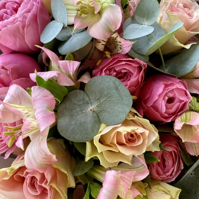 Большой Яркий букет роз и альстромерий