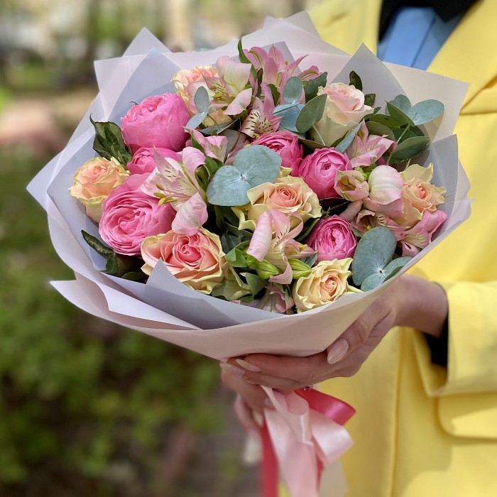 Яркий букет роз и альстромерий