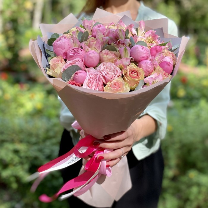 Большой Яркий букет роз и альстромерий