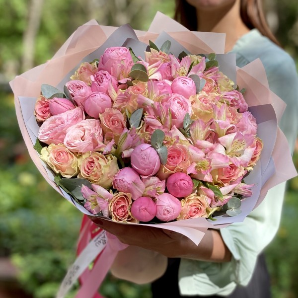 Большой Яркий букет роз и альстромерий