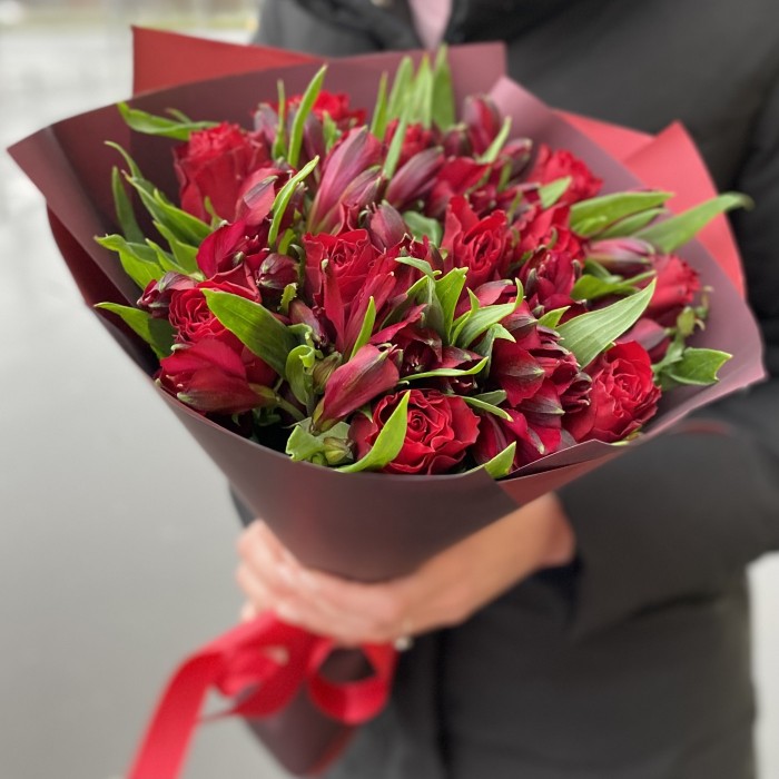 Красный букет роз и альстромерий