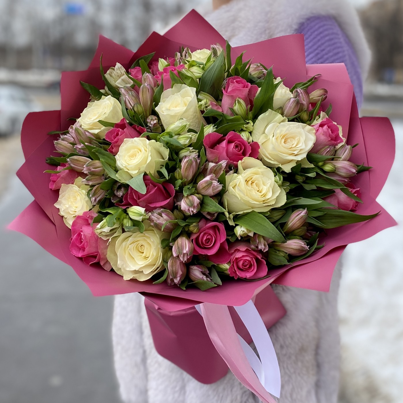 Нежный букет альстромерий и роз | доставка по Москве и области