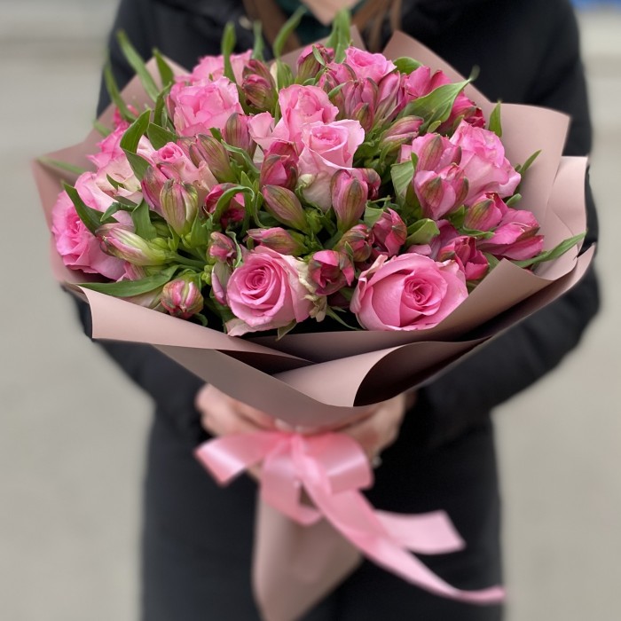 Розовый букет роз и альстромерий