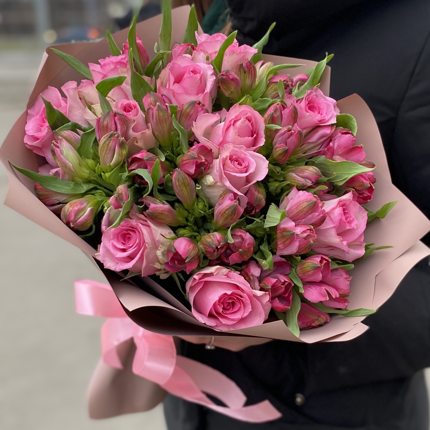 Розовый букет роз и альстромерий