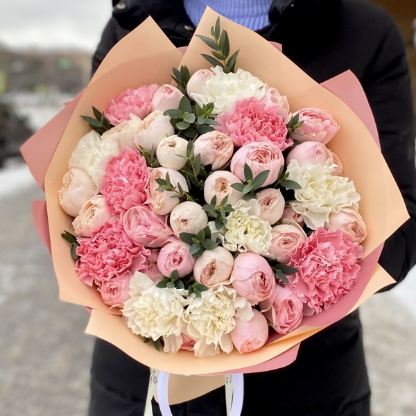 Сборный букет пионовидных роз и Диантусов