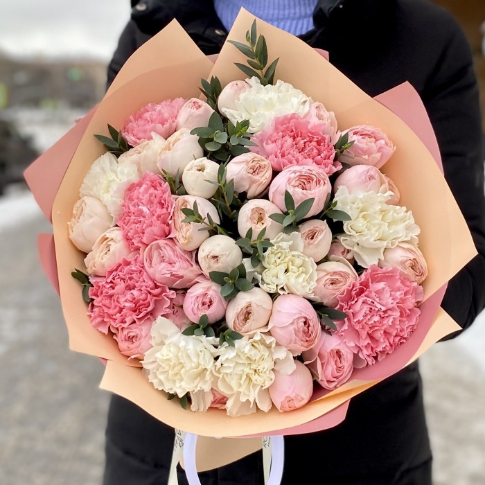 Сборный букет пионовидных роз и Диантусов