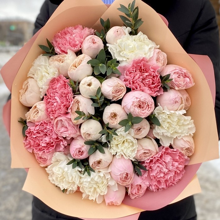 Сборный букет пионовидных роз и Диантусов